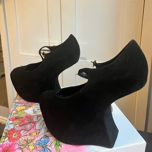 Jeffrey Campbell “Night walk” in black suede